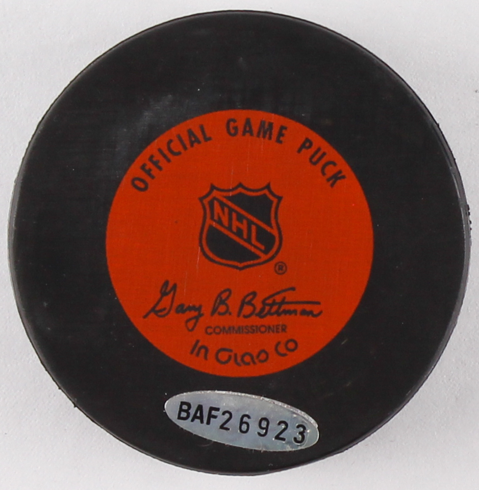 Gordie Howe Signed Red Wings Logo Puck (UDA COA) at PristineAuction.com Gordie Howe Signed Red Wings Logo Puck (UDA COA) at PristineAuction.com