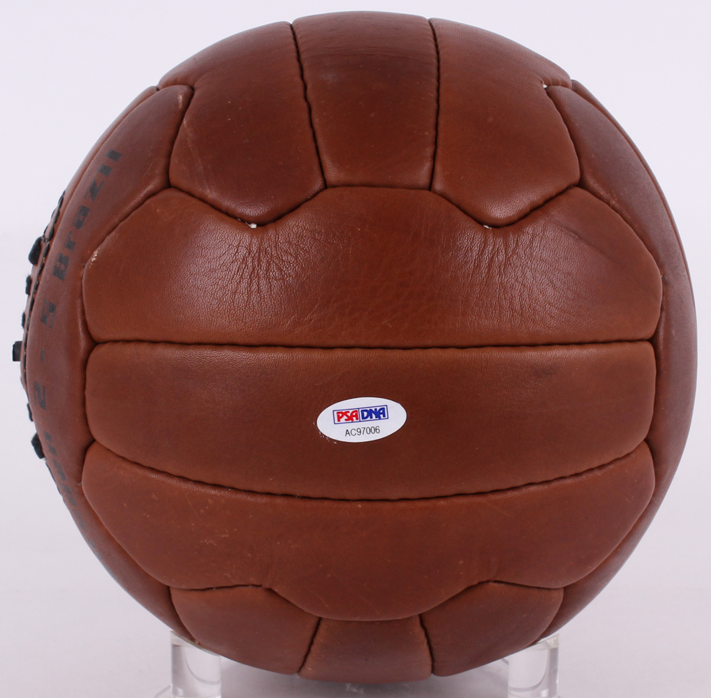Pele Signed 1958 World Cup Final Replica Soccer Ball (PSA COA) at PristineAuction.com Pele Signed 1958 World Cup Final Replica Soccer Ball (PSA COA) at PristineAuction.com
