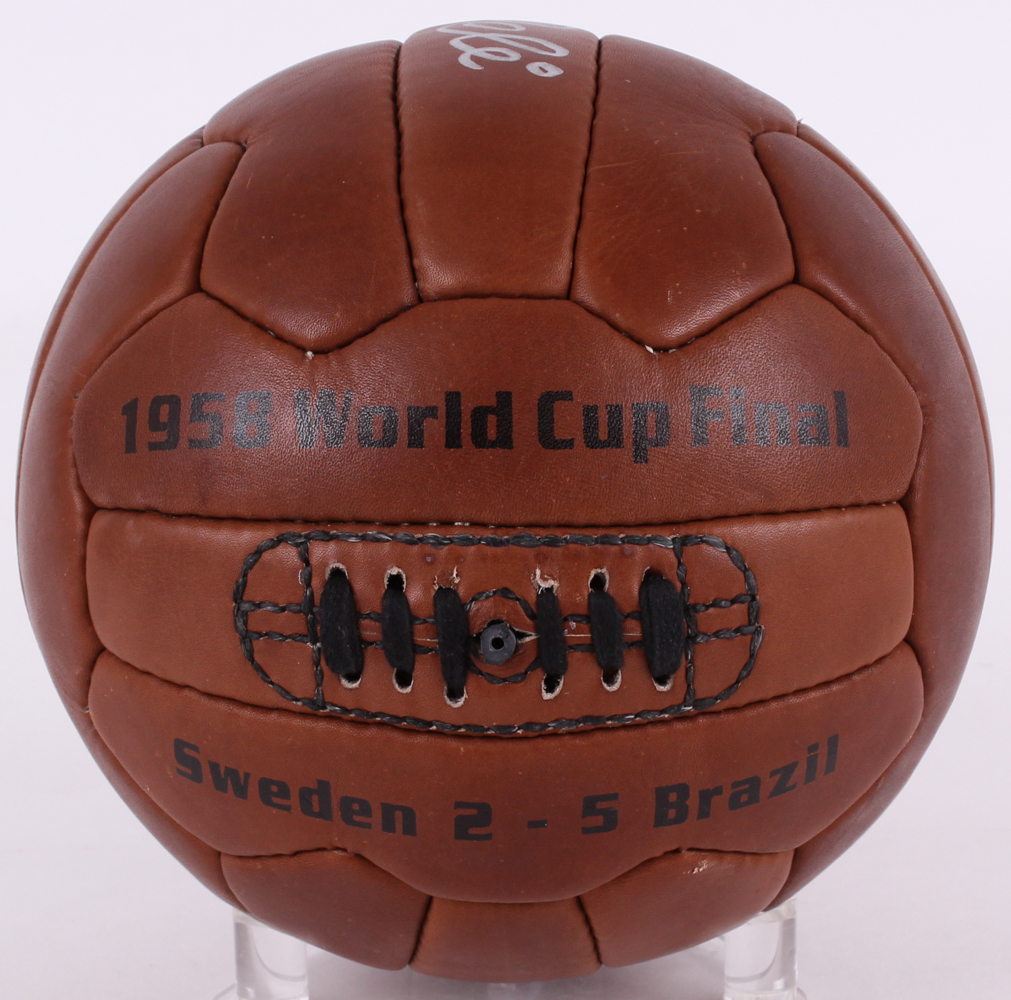 Pele Signed 1958 World Cup Final Replica Soccer Ball (PSA COA) at PristineAuction.com Pele Signed 1958 World Cup Final Replica Soccer Ball (PSA COA) at PristineAuction.com