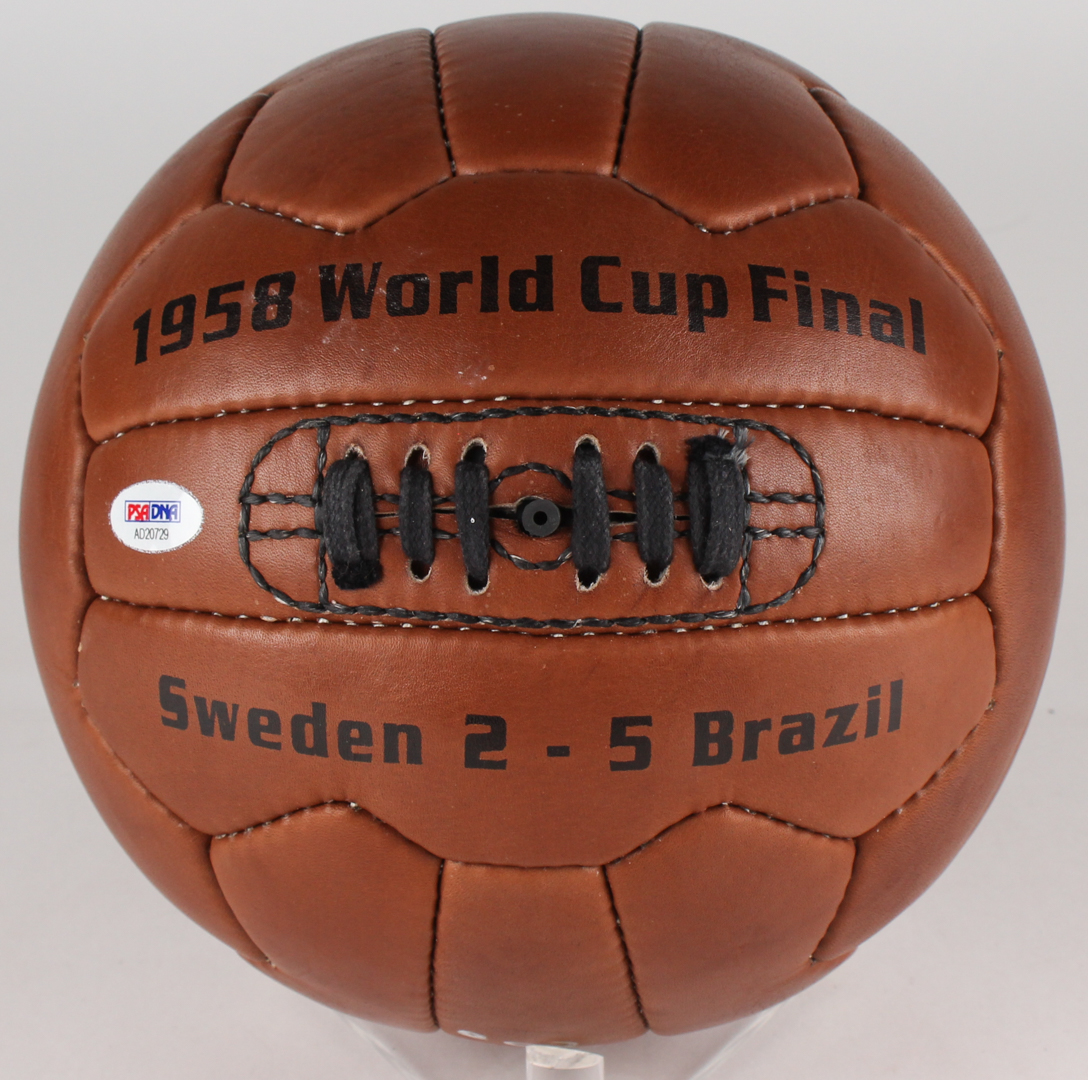 Pele Signed Throwback Soccer Ball (PSA COA) at PristineAuction.com Pele Signed Throwback Soccer Ball (PSA COA) at PristineAuction.com