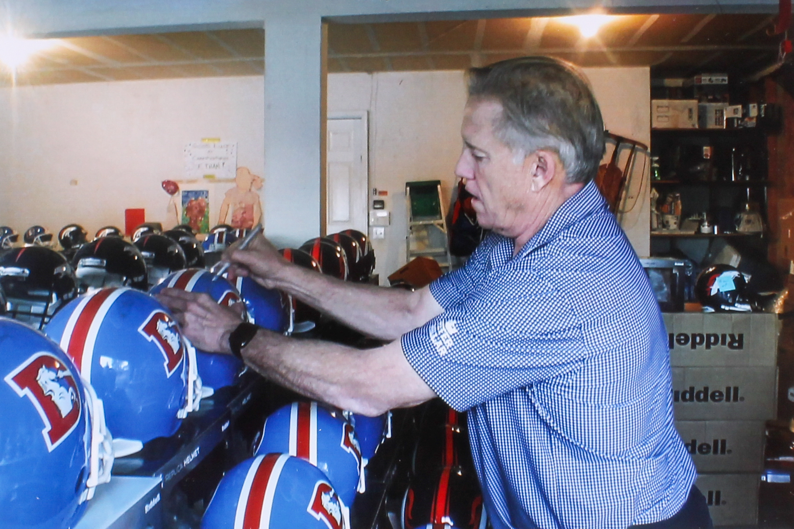 John Elway Signed Broncos Throwback Full-Size Helmet (Elway Hologram) at PristineAuction.com John Elway Signed Broncos Throwback Full-Size Helmet (Elway Hologram) at PristineAuction.com