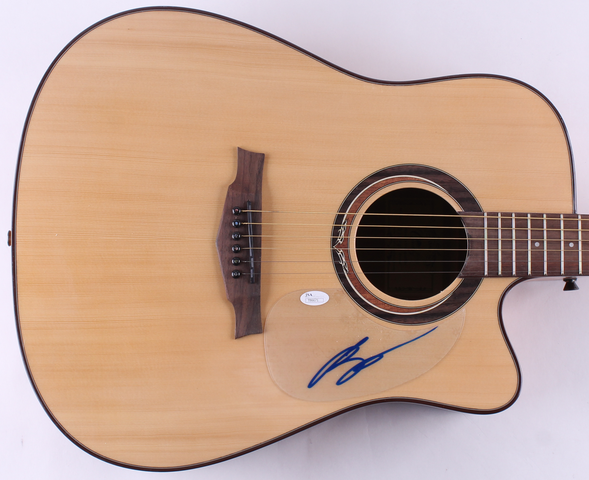 Luke Bryan Signed Full-Size Acoustic Guitar (JSA COA) at PristineAuction.com Luke Bryan Signed Full-Size Acoustic Guitar (JSA COA) at PristineAuction.com