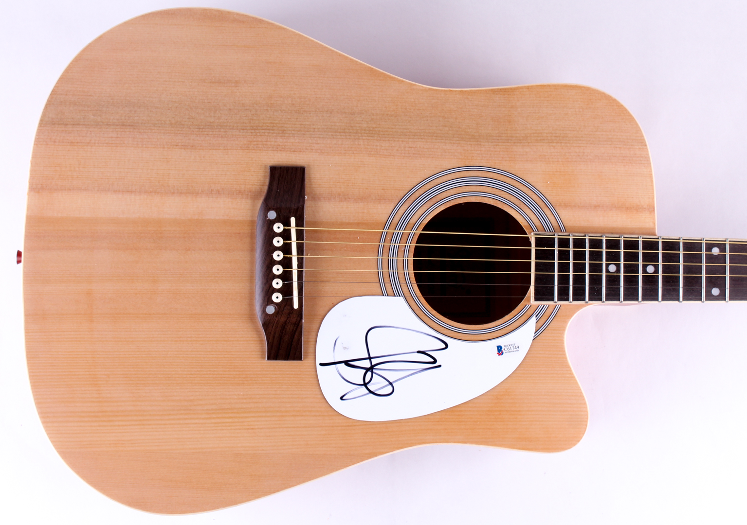 Steven Tyler Signed Full-Size Acoustic Guitar (Beckett COA) at PristineAuction.com Steven Tyler Signed Full-Size Acoustic Guitar (Beckett COA) at PristineAuction.com