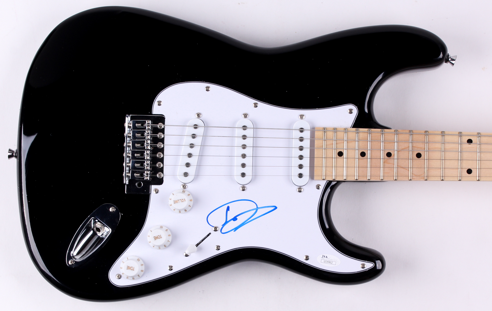 Dave Grohl Signed Full-Size Electric Guitar (JSA COA) at PristineAuction.com Dave Grohl Signed Full-Size Electric Guitar (JSA COA) at PristineAuction.com