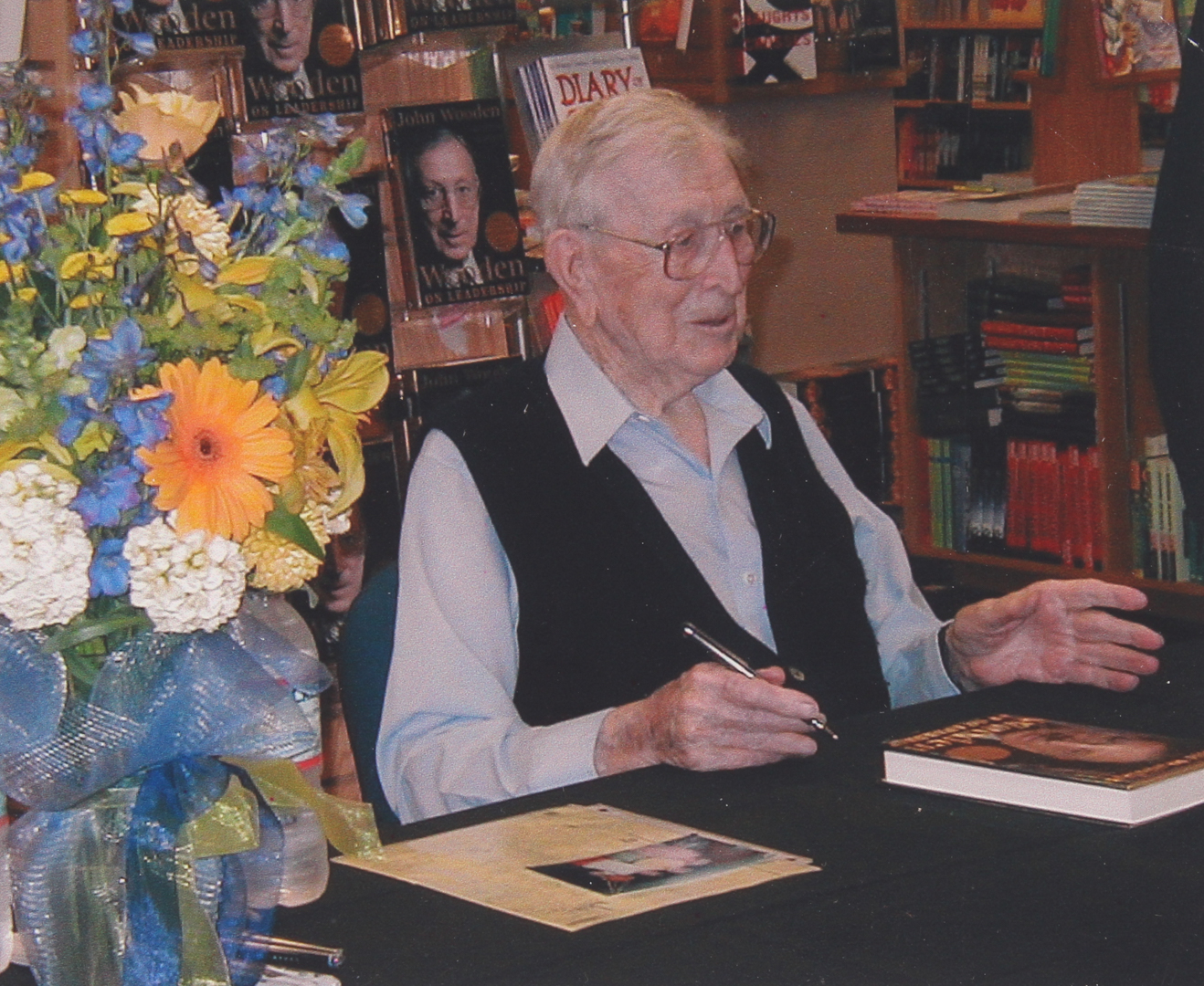 John Wooden & Steve Jamison Signed "Wooden On Leadership" Hardcover Book (PSA COA) at PristineAuction.com John Wooden & Steve Jamison Signed "Wooden On Leadership" Hardcover Book (PSA COA) at PristineAuction.com